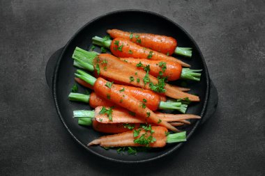 Otlar ile taze havuç 