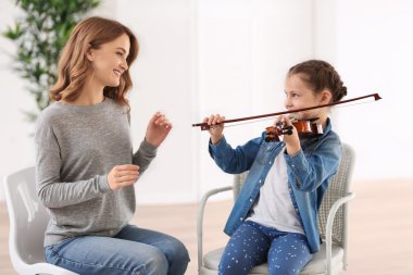 Küçük kız öğrenme oyun 