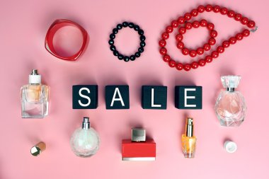 Siyah ahşap küpleri ile parfüm ve aksesuarları