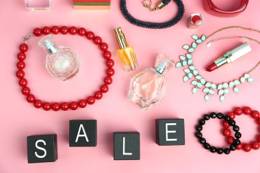 Siyah ahşap küpleri ile parfüm ve aksesuarları