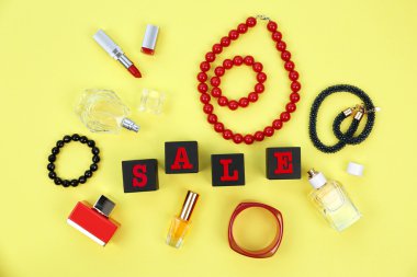 Siyah ahşap küpleri ile parfüm ve aksesuarları