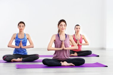 Yoga yapan kadınlar 