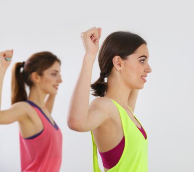 Kadın spor salonunda egzersiz yapıyor.