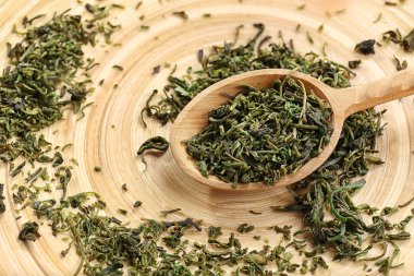 Tahta kaşık kuru çay yaprakları