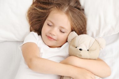 Tatlı küçük kız uyuyor. 