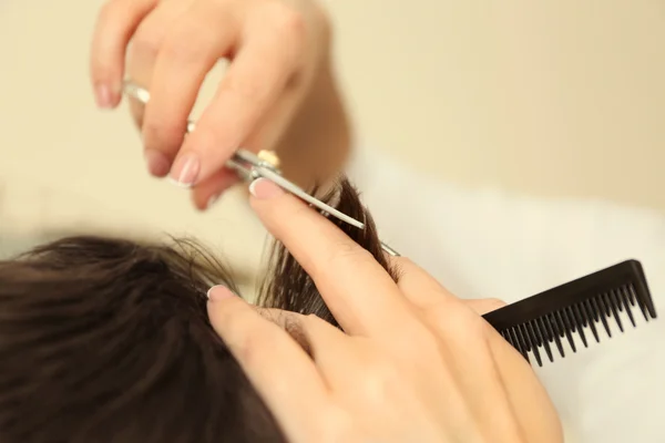 Cabeleireiro profissional fazendo corte de cabelo — Fotografia de Stock