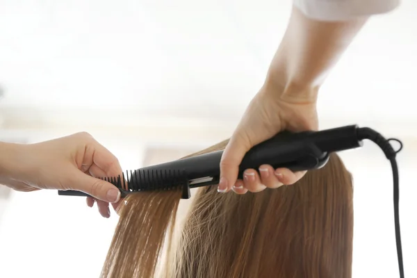 Cabeleireiro profissional fazendo corte de cabelo — Fotografia de Stock