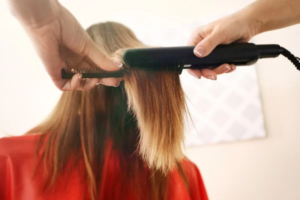 Cabeleireiro profissional fazendo corte de cabelo — Fotografia de Stock