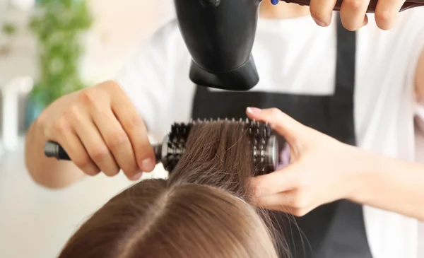 Sušení vlasů kadeřnice — Stock fotografie