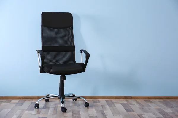 Новый офисный стул — стоковое фото