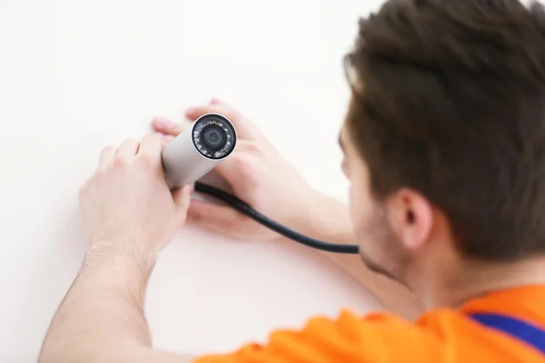 Técnico profissional de CCTV trabalhando . — Fotografia de Stock