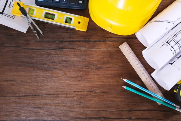 Planos con herramientas y casco — Foto de Stock