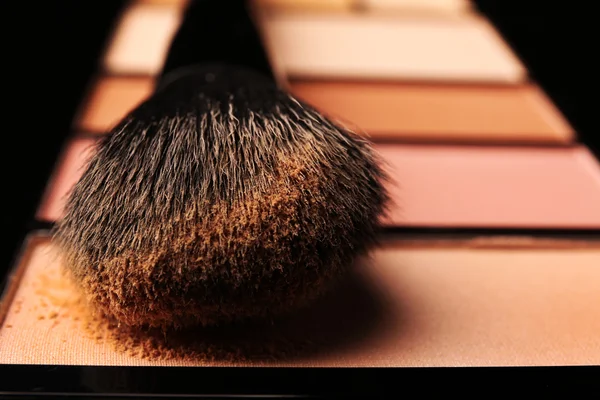 Pincel de maquiagem com blusher — Fotografia de Stock