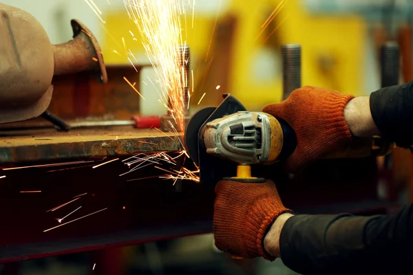 Hombre trabajando con amoladora angular — Foto de Stock