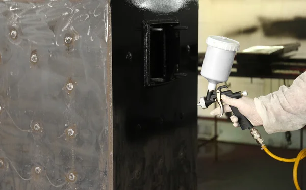 Worker painting metal construction — Stock Photo, Image