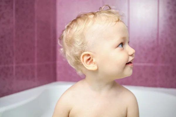 Lindo bebé niño en baño — Foto de Stock