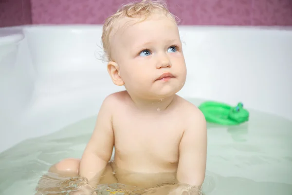 Lindo bebé niño en baño — Foto de Stock