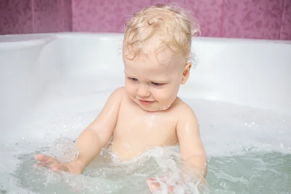 Ładny chłopczyk w kąpieli — Zdjęcie stockowe