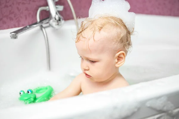 Ładny chłopczyk z pianki w kąpieli — Zdjęcie stockowe