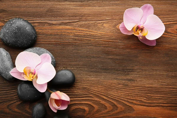Spa taşlar ve orkide çiçekleri