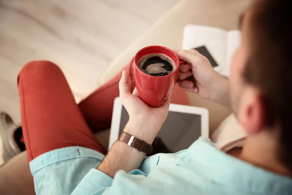 Homme avec tasse de café — Photo