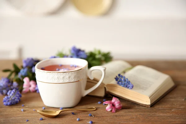 Buch aufschlagen und Tee trinken — Stockfoto