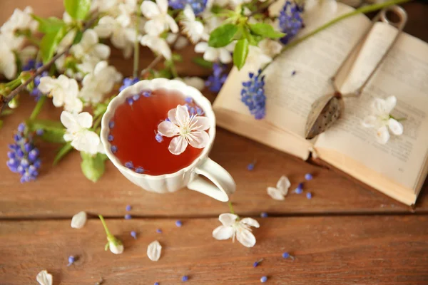 Libro aperto e tazza di tè — Foto Stock