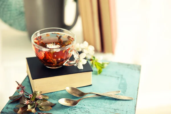 Kopp te med bok — Stockfoto
