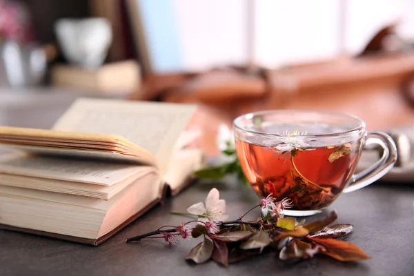 Tazza di tè con fiori — Foto Stock