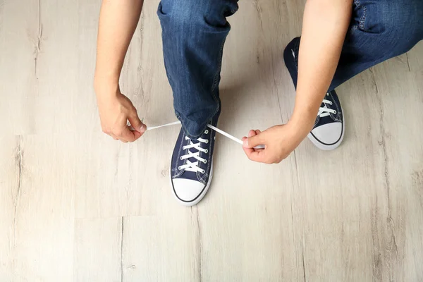 Amarrar atacadores sapatos — Fotografia de Stock