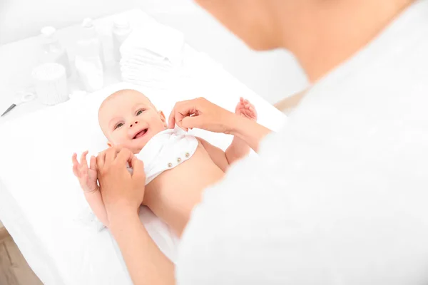 Madre y su pequeño bebé después del baño en el cambiador — Foto de Stock