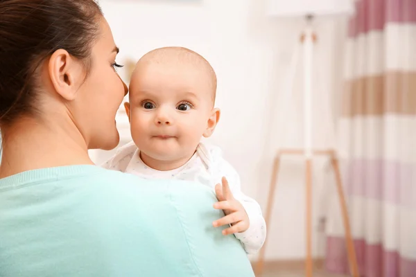 Anne ve küçük bebeği evde — Stok fotoğraf