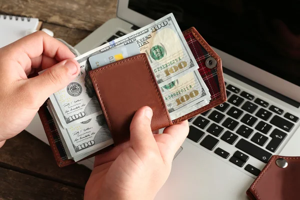 Man handen met laptop en portefeuille — Stockfoto