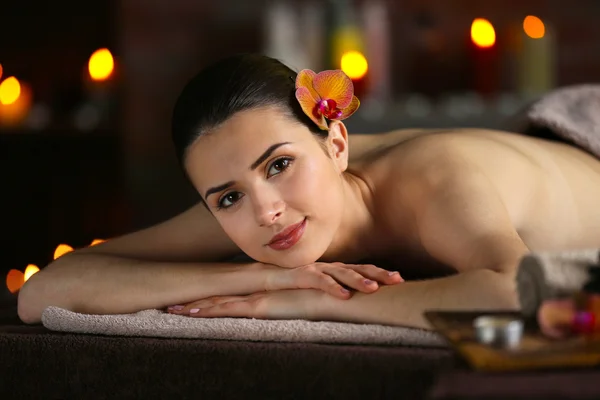 Mooi meisje in spa — Stockfoto