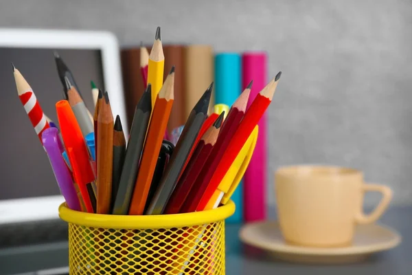 Kleurrijke potloden en pennen — Stockfoto