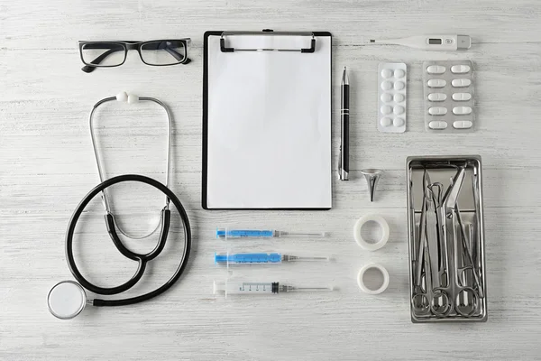 Tabell med medisinsk utstyr – stockfoto