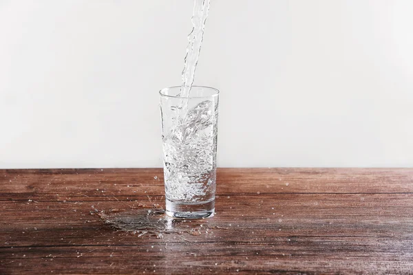 Versando acqua nel vetro — Foto Stock