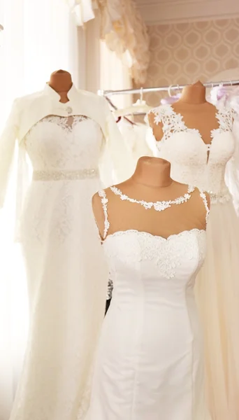 Весільна сукня в салоні — стокове фото