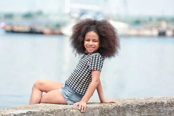 아프리카 미국 작은 소녀 야외에서 세련 된 옷을 입고. 패션 아이 개념 — 스톡 사진
