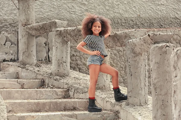 Petite fille afro-américaine portant des vêtements élégants à l'extérieur. Concept enfant mode — Photo