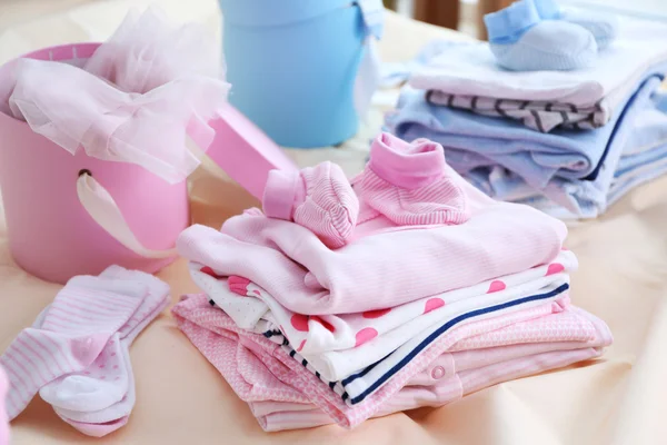 Nieuwe moderne babykleding — Stockfoto