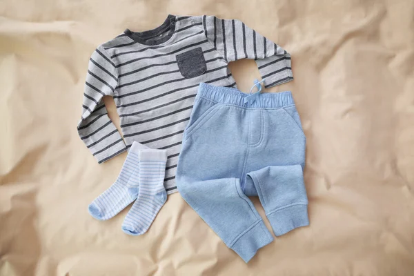 Novas roupas de bebê moderno — Fotografia de Stock