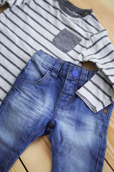 Nouveaux vêtements de bébé modernes — Photo