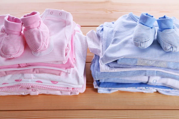 De kleren van de baby op houten tafel — Stockfoto