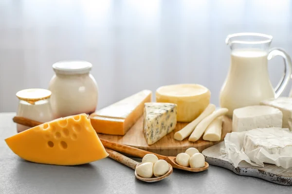 Productos lácteos en la mesa — Foto de Stock