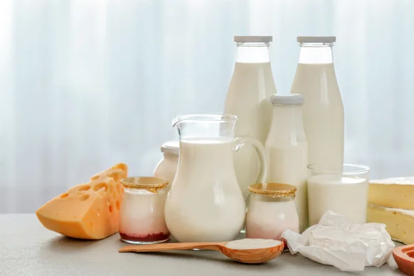 Prodotti lattiero-caseari in tavola — Foto Stock
