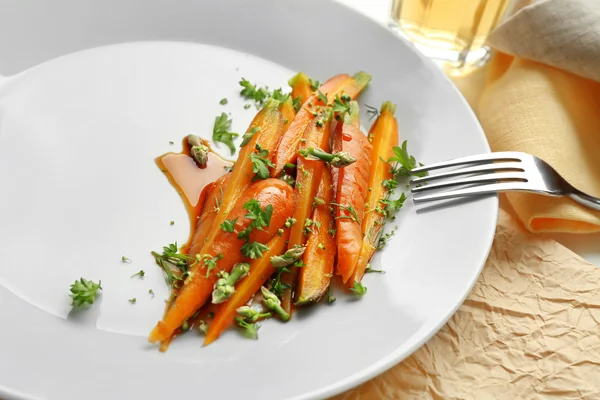 Trancher les carottes avec des herbes sur l'assiette — Photo