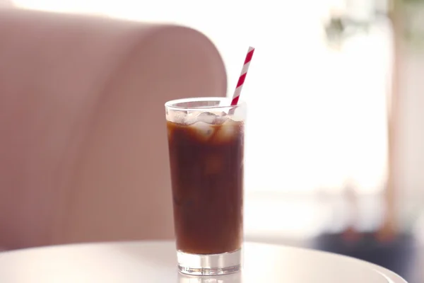 Холодный кофе с соломой — стоковое фото