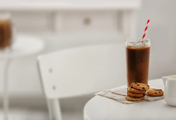 Iced coffee with cookies — Stock Photo, Image