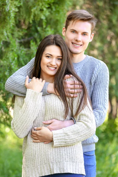 Casal encantador no parque — Fotografia de Stock